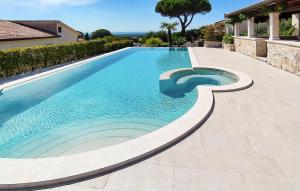 Bazén v ubytování 2 Bedroom Beautiful Home In Labinci nebo v jeho okolí