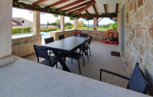 Posezení v ubytování 2 Bedroom Beautiful Home In Labinci