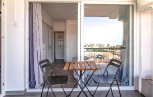 Una mesa y sillas en un balcón con vista. en Beautiful Apartment In Aguadulce, en Aguadulce