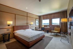 Postel nebo postele na pokoji v ubytování Hotel de Guimaraes Business & SPA