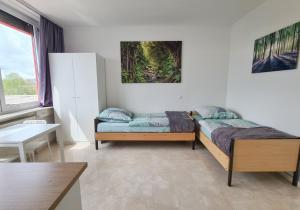 Posezení v ubytování ein Doppelzimmer und ein Dreibettzimmer bei Hamburg