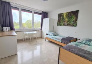 Postel nebo postele na pokoji v ubytování ein Doppelzimmer und ein Dreibettzimmer bei Hamburg