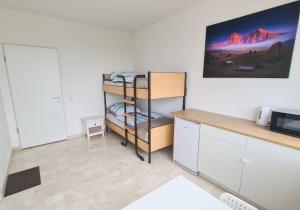 Postel nebo postele na pokoji v ubytování ein Doppelzimmer und ein Dreibettzimmer bei Hamburg + 2 fotografie
