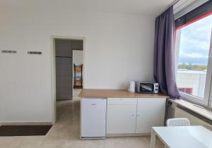 Kuchyň nebo kuchyňský kout v ubytování ein Doppelzimmer und ein Dreibettzimmer bei Hamburg