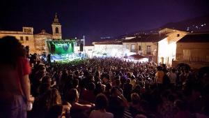 a large crowd of people watching a concert at night at Il Cortiletto in Castelbuono