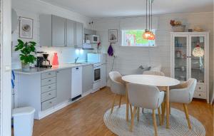 una cucina con un tavolo e sedie in una stanza di Gorgeous Home In Sørbøvågen With Wifi a Saltbu