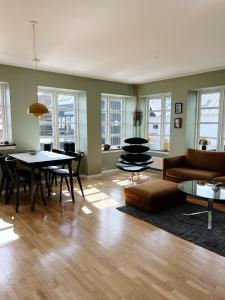 ein Wohnzimmer mit Sofa und Tisch in der Unterkunft Experience Trshavn's Vibrant Culture in Tórshavn