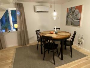 a dining room table and chairs in a room at Björnamåla stuga in Asarum