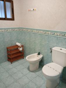 a bathroom with a toilet and a bidet at La Muralla de Gredos in Madrigal de la Vera