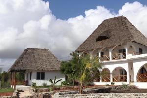 deux maisons au toit de chaume dans l'établissement Bungalows Resort, à Mwanahaza