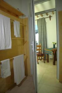 La salle de bains est pourvue de serviettes blanches accrochées au mur. dans l'établissement Bungalows Resort, à Mwanahaza 44 autres photos