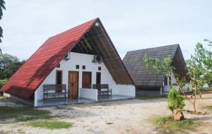 タンジュン・レスンにあるVilla Blue Ocean Tanjung Lesungの赤屋根の家