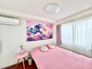 Cama ou camas em um quarto em 要町3階駅10秒出張や長期滞在にもおすすめ池袋駅から1駅可愛いピンクのお部屋