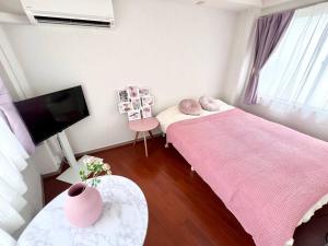 Cama ou camas em um quarto em 要町3階駅10秒出張や長期滞在にもおすすめ池袋駅から1駅可愛いピンクのお部屋