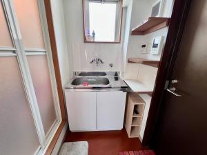 A cozinha ou cozinha compacta de 要町3階駅10秒出張や長期滞在にもおすすめ池袋駅から1駅可愛いピンクのお部屋