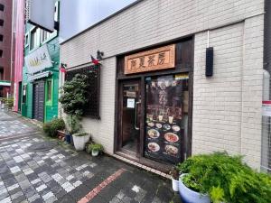 東京にある要町3階駅10秒出張や長期滞在にもおすすめ池袋駅から1駅可愛いピンクのお部屋の建物脇の看板のあるレストラン