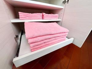 Cama ou camas em um quarto em 要町3階駅10秒出張や長期滞在にもおすすめ池袋駅から1駅可愛いピンクのお部屋