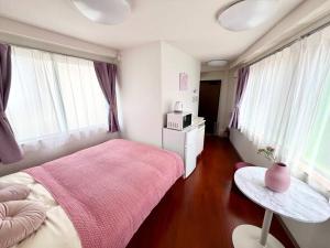 Cama ou camas em um quarto em 要町3階駅10秒出張や長期滞在にもおすすめ池袋駅から1駅可愛いピンクのお部屋