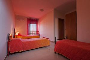 Canicattini BagniにあるJoanne B&Bのベッドルーム1室(ベッド2台、窓付)