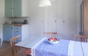 Kuchyň nebo kuchyňský kout v ubytování 1 Bedroom Awesome Home In Rockneby