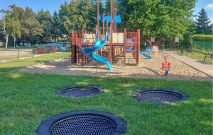 un patio de recreo con un tobogán en un parque en Gorgeous Apartment In Sianozety, en Sianożęty 10 fotos más