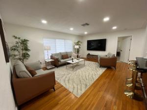 Televisyen dan/atau pusat hiburan di Family 4br Home Near Dadeland Mall