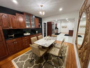 Dapur atau dapur kecil di Family 4br Home Near Dadeland Mall