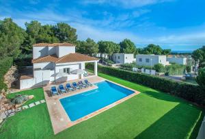 Una vista aérea de una villa con piscina. en San Francisco by Vintage Travel, en Arenal d'en Castell