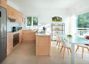 Una cocina con una mesa y un comedor. en San Francisco by Vintage Travel, en Arenal d'en Castell