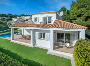 una villa con piscina y una casa en San Francisco by Vintage Travel, en Arenal d'en Castell