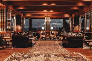 Uma área de estar em Hotel Catedral Ski & Wellness