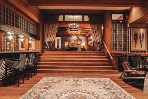 Uma área de estar em Hotel Catedral Ski & Wellness