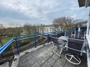 een terras met een tafel en stoelen op een balkon bij Hello Zeeland - Appartement Loverendale 31 in Domburg +5 foto's