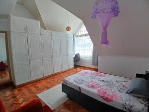 Voodi või voodid majutusasutuse Spacious Ensuite Room Lavington toas