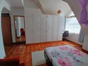 Postel nebo postele na pokoji v ubytování Spacious Ensuite Room Lavington