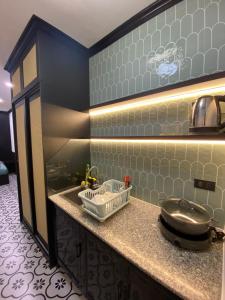 una cocina con fregadero y encimera en Laca Homestay HangDa, en Hanói