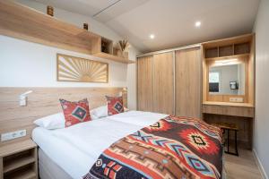 Ένα ή περισσότερα κρεβάτια σε δωμάτιο στο Ostseecamp Ferienhaus One Nineteen, mit Motorradgarage