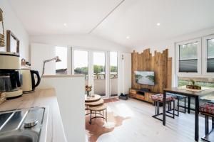 Η κουζίνα ή μικρή κουζίνα στο Ostseecamp Ferienhaus One Nineteen, mit Motorradgarage