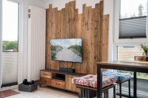 Μια τηλεόραση ή/και κέντρο ψυχαγωγίας στο Ostseecamp Ferienhaus One Nineteen, mit Motorradgarage