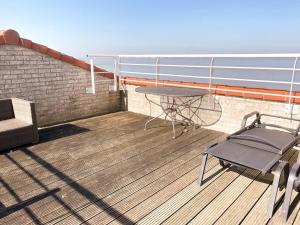 ブレスケンスにあるHello Zeeland - Appartement Port Scaldis 09-072の船上のバルコニー(テーブル、椅子付)