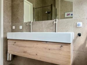 Bilik mandi di Hello Zeeland - Vakantiehuis Zwin 182 +10 gambar