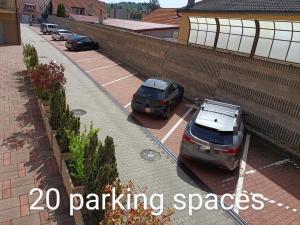 dwa samochody zaparkowane na miejscach parkingowych na ulicy w obiekcie Hotel Eminent w mieście Stupava
