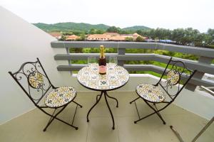 Balkón nebo terasa v ubytování Beach front Apartment RAYONG CONDOCHAIN
