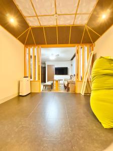 TV a/nebo společenská místnost v ubytování Green House + 37 fotografií