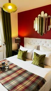 A bed or beds in a room at Scotland Live Cosy Guest Room in Tobermory