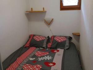 Ένα ή περισσότερα κρεβάτια σε δωμάτιο στο Appartement 4 pers., village, proche pistes, piscine l'été, commerces à pied - FR-1-342-141