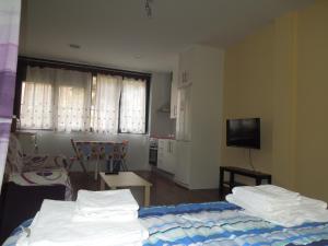 Habitación pequeña con 2 camas y TV. en Apartamento Cuatro Torres, en Madrid