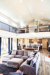 sala de estar amplia con sofás y cocina en Daybreak Mountain Home East Zion & Bryce, en Orderville