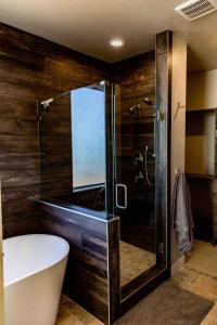 un baño con ducha y bañera en Daybreak Mountain Home East Zion & Bryce, en Orderville
