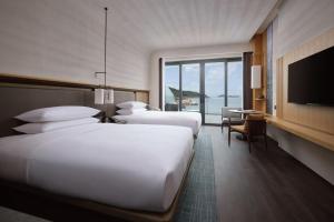 Postel nebo postele na pokoji v ubytování Zhuhai Dong'ao Island Marriott Resort and Spa